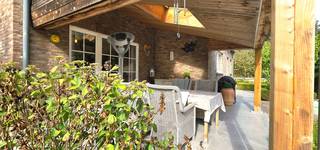 Zeer ruime woning ( met 4 slaapkamers ) gelegen op 663 ca. in "het Beverly Hills" van Lummen, op een lichte helling in een mooie residentiële omgeving in een doodlopende straat.<br />UNIEKE LIGGING!<br />Deze villa is gelegen op wandelafstand aan de rand van de dorpskern van Lummen en toch maar op 2 minuutjes rijden van de op-en afritten E313/E314 ( naar Bussel, Luik, Antwerpen, Nederland ...)<br />In Lummen centrum vind je alles wat het leven aangenaam en gemakkelijk maakt zoals de bakker, boetieks, dokters, apotheken, post, banken, leuke horecazaken, optiek, supermarkt en ook de scholen. Van kleuter- tot en met middelbaar onderwijs en bijhorende naschoolse opvang.<br />Aan het bussenknoopppunt, ook in het centrum, kan je dan weer het openbaar vervoer nemen naar alle gewenste richtingen reizen.<br />De sportfaciliteiten zoals tennis, padel, zwembad, sporthal - voor volleybal, basketbal, judo enz... -, voetbal, de Finse piste.... en de bibliotheek zijn op wandelafstand.<br />Lummen is bovendien rijk wandel - en fiets/mountainbikepaden zoals aan het Schulens meer, het domein van de Duizendjarige Eik, de Willekensberg, het Larens Broek enz...<br /><br />INDELING VAN DEZE RUIME WONING<br />Gelijkvloers : de ruime inkomhal met vide, de leefkamer van 42 m² met airco, ruime keuken met eethoek ( 24 m² ), de wasplaats met buitendeur, de CV-ruimte en de inpandige garage. <br />Via het sas/gangetje achteraan kom je in de groene tuin met terrasjes en het overdekte terras van 16 m² waar het het hele jaar door aangenaam toeven is.<br /><br />Verdieping : aan de overloop/nachthal grenzen 4 ruime slaapkamers ( 16 m² met airco, 13 m², 13 m² en 11 m² ), de badkamer met dubbele lavabo, ligbad en douche.<br />Op deze verdieping is ook een apart toilet.<br />De zolder is 70 m².<br />De kelder is 140 m² groot. Hij is hoog, droog en volledig betegeld. Van in de klelder heb je ook een buitendeur naar de tuin.<br /><br />De woning wordt verwarmd met aardgas. Gelijkvloers vloerverwarming, verdieping radiatoren.<br />De woning beschikt over 22 zonnepanelen die jaarlijks nog 5 certificaten van € 270 opbrengen en ook een zonneboiler.<br />De ramen zijn PVC, dubbel glas.<br />EPC B<br />De woning is beveiligd met een alarm.<br /><br /><br /><br />