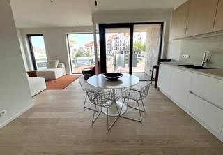 Schitterend nieuwbouwappartement met twee slaapkamers, en een aangenaam open zicht, gelegen in de stijlvolle nieuwbouwresidentie "Maurice" vlakbij Duinenwater en het station van Knokke-Heist.<br /><br />Dit gezellig appartement met ruim terras is gelegen op de eerste verdieping en omvat:<br />Inkomhal met gastentoilet, lichtrijke leefruimte met een gezellige zit- en eethoek, moderne open keuken voorzien van de nodige toestellen, berging en een overdekt buitenterras. Verder zijn er 2 ruime slaapkamers en een mooi afgewerkte badkamer met inloopdouche. Mogelijkheid tot aankoop van een makkelijk toegankelijke autostaanplaats, bereikbaar via een autolift in de residentie. Verkoop onder stelsel van BTW.