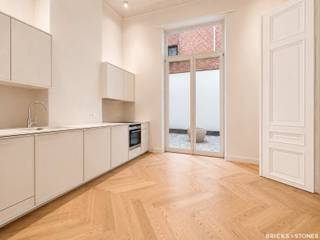 <p>In het hart van het historische centrum van Antwerpen bevindt zich dit prachtige appartement, gelegen in een statig hoekgebouw dat recent volledig en met veel zorg werd gerenoveerd.<span></span></p>
<p>We betreden het appartement op het gelijkvloers via de lichtrijke woon- en leefruimte, afgewerkt met een elegante visgraatparket en een authentieke schouw. De hoge raampartijen zorgen voor een aangename natuurlijke lichtinval en versterken het gevoel van ruimte.</p>
<p>Aansluitend bevindt zich de volledig ingerichte leefkeuken, voorzien van alle nodige toestellen. De gezellige binnenkoer vormt een aangename verlenging van de leefruimte. Via de nachthal bereiken we de slaapkamer en de verzorgde badkamer, uitgerust met een inloopdouche, enkele wastafel en toilet.</p>
<p>Bij de renovatie werd bijzondere aandacht besteed aan de afwerking, materiaalkeuze en het wooncomfort, wat resulteert in een appartement met een tijdloze uitstraling.</p>
<p>Beschikbaar vanaf 01/09/2026 en geschikt voor maximaal 2 personen.</p>
<p>Mogelijkheid tot het huren van een autostaanplaats tegen een meerprijs van €150 per maand.</p>