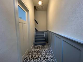 Deze charmante, gezellige woning is gelegen in het hartje van Ieper op een boogscheut van lokale handelaars, scholen, openbaar vervoer, de Grote Markt, het station... Kortom alles is gelegen binnen handbereik. <br /><br />De woning is op het gelijkvloers voorzien van een inkomhal, een zit- en eethoek, een volledig uitgeruste keuken, een badkamer en een zonnige stadstuin. Op de eerste verdieping is een nachthal aanwezig en 2 volwaardige slaapkamers. Verder is er ook nog een ruime zolder aanwezig. <br /><br />Deze parel werd voorzien van lichtarmaturen en gordijnen en werd reeds geschilderd, kortom volledig instapklaar. <br /><br />Beschikbaar vanaf 01/07/2026.