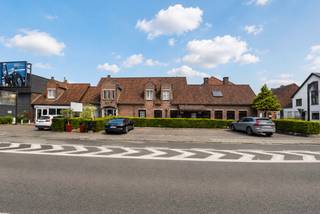 Ontdek dit interessant investeringspand langs een commerciële verkeersader van Eeklo. Met twee verhuurde gebouwen geniet dit vastgoedgeheel van een uitstekende zichtbaarheid en een constante passage.
RESTAURANT I:
Het pand beschikt over een bruikbare vloeroppervlakte van ca. 258 m² met achteraan een ruim terras en is momenteel verhuurd als (afhaal)restaurant via een handelshuurovereenkomst. Indeling: bij het betreden van het pand komt u rechtstreeks in de gezellige verbruikszaal met bar. Verder omvat het pand een technische bergruimte, een sanitair gedeelte met lavabo en twee toiletten, evenals een ingerichte keuken. Aansluitend aan de keuken bevinden zich ruime voorraadruimtes en de toegang tot het terras. Aan de voorzijde is er bovendien ruimte voor drie parkeerplaatsen.
RESTAURANT II:
Het pand beschikt over een bruikbare vloeroppervlakte van ca. 424 m² (incl. appartement) met vooraan een ruim terras en is momenteel verhuurd als Italiaans restaurant via een handelshuurovereenkomst. Indeling: bij het betreden van het pand komt u terecht in een gezellige inkomhal van hieruit heeft u toegang tot het bovengelegen appartement, de verbruikszaal met bar, en de sanitaire ruimte.
De sanitaire ruimte bestaat uit 2 ruimtes. Voor het mannelijk gezelschap zijn er twee piscines en een toilet met lavabo aanwezig. Voor het vrouwelijk gezelschap zijn er twee toiletten en een dubbele lavabo aanwezig.
De verbruiksruimte beschikt over een open keuken met een gezellige bar. Verder omvat het pand een technische bergruimte, en evenals een ingerichte keuken. Aansluitend aan de keuken bevindt zich een ruime voorraadruimte. Aan de voorzijde van het restaurant is er een gezellig terras en bovendien ruimte voor zeven parkeerplaatsen.
Boven het restaurant is er nog een appartement beschikbaar. De indeling van het appartement is als volgt. Via de inkomhal van het restaurant kan u via de trap naar boven. Eenmaal boven, komt u via de inkomhal uit in de ruime lichtrijke leefruimte met aansluitend een zuidgericht terras. Verder is er nog een keuken en twee badkamers aanwezig. Als kers op de taart zijn er nog 3 ruime slaapkamers.
Voor beide panden zijn de volledige inrichting en uitbatingselementen eigendom van desbetreffende huurder, wat dit vastgoedgeheel tot een zorgeloze investering maakt met onmiddellijke huuropbrengst.
Contacteer ons voor een bezoek en ontdek de mogelijkheden.
Bel ons op 09 336 16 15 of mail naar info@vastgoedunicum.be, we helpen u graag verder.
