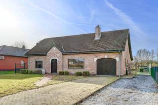 <p>Te koop: Open bebouwing in Herselt, met een royale tuin van 1230 m².</p><p><span>Bekijk de woning  </span>hier <span>alvast volledig virtueel zowel binnen als buiten.</span></p><p><br /></p><p>Deze woning uit 1989 biedt een aangename leefomgeving met vrij zicht en een vlotte verbinding naar invalswegen en openbaar vervoer. De grote tuin vormt een ideale plek voor buitenleven, terwijl de praktische indeling zorgt voor comfortabel wonen. De garage met automatische poort en verwarmingsketel maakt het geheel compleet.</p><p><br /></p><p>Belangrijkste ruimtes:</p><p>• Inkomhal met toegang tot leefruimte</p><p>• Woonkamer met veel lichtinval</p><p>• Keuken met dubbele spoelbak, dampkap, koelkast, elektrische kookplaat en oven</p><p>• Badkamer met ligbad, wastafel in meubel en ééngreepsmengkraan</p><p>• 1 slaapkamer</p><p>• Berging voor extra opslag</p><p>• Garage met automatische poort, verlichting, elektriciteit en verwarmingsketel</p><p>• Ruime tuin (1230 m²)</p><p><br /></p><p>Troeven:</p><p>• Grote tuin met vrij zicht</p><p>• Goede bereikbaarheid via invalswegen en openbaar vervoer</p><p>• Praktische indeling met garage en berging</p><p><br /></p><p>Neem vandaag nog contact op voor een bezoek.</p><p><br /></p><p>JOUW DROOMHUIS. ZO GEVONDEN!</p>