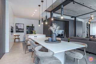 *2% registratie wanneer je voldoet aan de voorwaardenVandaag nemen we je mee naar deze luxueuze loft op het gelijkvloers van Residentie Graanmolens...