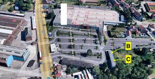 <strong>Rez commercial à louer. (2 x 105 m2 = 210 m2)</strong><br />Centre commercial Jemappes. <br />Enseignes: AUTO 5, Mega Home Market, Dreamland, Dreambaby, MIDAS, Sports Direct.<br />Parking commun.<br />Frais communs + PI à charge du preneur. (508 € / mois)<br />Disponible apd novembre 2026.<br />Contact: tel. 0476/76.40.47.