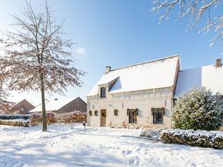 Deze woning met stalgebouw werd compleet gerenoveerd / nieuw heropgebouwd in 2020-2021. Dit alles op een perceel van 2.635 m², gunstig en...