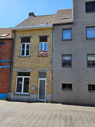 Goed gelegen woning te koop<br />Voldoet aan de vlaamse wooncode<br />4 slaapkamers<br />Badkamer<br />Keuken met kelder<br />Cv met condensatieketel op gas<br />zonnig tuintje<br />Bezichtiging na afspraak via 0475 94 92 47 of willy@sanitairfierens.be<br />