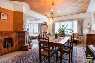 Deze te renoveren gezinswoning met drie slaapkamers is gelegen aan de Genkersteenweg, vlak bij het rondpunt met de Heidestraat. Winkels, scholen...