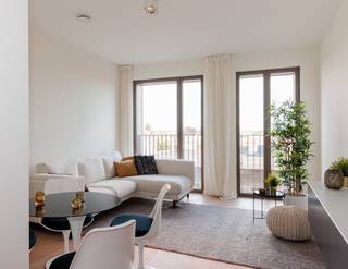 Discover this beautifully finished two-bedroom new-build apartment on the coveted Quartier Bleu site in Hasselt. This energy-efficient...