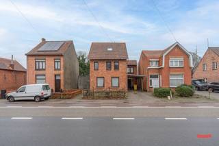 Een opknapper met mogelijkheden? U vraagt, wij draaien. Wat dacht je van 5 (mogelijke) slaapkamers, een grote tuin én een poortje via de...