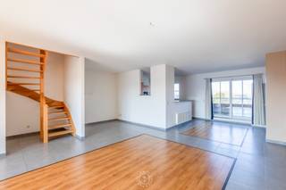 Welkom in dit prachtige duplexappartement, gelegen in de <strong>rustige en aangename woonomgeving.</strong> Dankzij de royale leefruimtes, doordachte indeling en overvloedige natuurlijke lichtinval geniet je hier van het ruimtegevoel en comfort van een echte woning.<br /><br />Het appartement bevindt zich op de <strong>derde en vierde verdieping </strong>van de residentie. Via de inkomhal, voorzien van een apart gastentoilet, kom je terecht in de indrukwekkende leef- en eetruimte. Hier staan ruimte, licht en comfort centraal. De halfopen keuken sluit naadloos aan op de leefruimte en is praktisch ingericht.<br />Een absolute troef zijn de <strong>twee ruime terrassen van 20 m² en 11 m²</strong>. Op de bovenverdieping bevinden zich <strong>drie comfortabele slaapkamers</strong>, een badkamer uitgerust met zowel een ligbad als douche, en een handige berging. De woning beschikt bovendien over een<strong> garagebox</strong>, die niet alleen plaats biedt aan een wagen, maar ook extra bergruimte creëert.<br /><br /><strong>Huurprijs: € 1.300 per maand + algemene onkosten: € 100 per maand.</strong><br />EPC-label A en het appartement is<strong> onmiddellijk beschikbaar.</strong><br /><em>Individuele tellers voor water, gas en elektriciteit. </em><br /><br /><strong>Een bezoek is uitsluitend mogelijk na afspraak via e-mail op cvg@claves.be of telefonisch via 03/502.98.74.</strong>