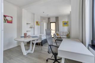 <p>Op de hoek van de Mussenstraat met de Maria Theresiastraat kan je deze luxe studio vinden. Deze entiteit geniet van lichtrijke raampartijen wat zorgt voor een licht en ruim gevoel. De studio is bemeubeld en gelegen op de tweede verdieping van het gebouw. Verder geniet deze unit van een privatieve keuken en badkamer. Deze locatie is ideaal voor studenten die het bruisende hart van Leuven willen ervaren! Universiteitscampussen en de Leuvense faciliteiten kan je vinden in de nabijheid alsook het Leuvense treinstation.<br /><br />Je leest het goed, wees er snel bij! Plan vandaag nog uw bezoek in: Jacky 0495 53 46 49 of jacky@connect-immo.be<br /><br />EPC: 146 kWh/m²-2183925 - Label B<br />Wg-Gvkr-Gdv-Gvv</p>