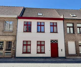 RUIME en CHARMANTE WONING met vijf slaapkamers &amp; een gezellige STADSTUIN op centrale ligging, vlakbij de Augustijnenrei, de Stadsschouwburg en de Markt en met een vlotte verbinding naar de Ring. Indeling: glvl.: inkomhal met gastentoilet en praktische fietsenberging. De lichtrijke leefruimte is ingedeeld in een zithoek, een eetplaats en een bureauhoek. Aansluitend vind je de ingerichte keuken met aanpalende wasplaats.
De eerste verdieping omvat een overloop, een apart toilet, een badkamer en drie volwaardige slaapkamers. Op de tweede verdieping bevinden zich nog twee extra slaapkamers en een bijkomend toilet, wat deze woning bijzonder geschikt maakt voor grotere gezinnen of voor wie nood heeft aan extra ruimte.
De aangename stadstuin biedt een rustige en groene buitenplek midden in de stad. De woning heeft een solide structuur, mits een grondige opfrissing kan dit pand omgevormd worden tot een prachtige thuis met tal van mogelijkheden. Cv op aardgas, epc label C. Dankzij de uitstekende ligging ten opzichte van het historische stadscentrum, de Ring en de belangrijkste in- en uitvalswegen, vormt deze woning een bijzonder interessante opportuniteit.

