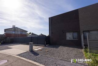 Bent u op zoek naar een moderne en bijzonder energiezuinige gezinswoning met een ruime tuin? Deze woning aan de Speltstraat 1 in Oudsbergen (Opglabbeek), gebouwd in 2014, combineert een aangename woonoppervlakte van 140 m² met drie slaapkamers, praktische leefruimtes en een perceel van 577 m².<br /><br />Met een uitzonderlijk EPC-label A en een energiescore van slechts 33 kWh/m² per jaar geniet u bovendien van uitstekende energetische prestaties. De zuidwestgerichte tuin, carport en bijkomende parkeergelegenheid maken het geheel compleet.<br />Indeling<br /><br /><strong>Indeling:</strong><br />Via de inkomhal betreden we de woning en bereiken we de ruime en lichtrijke woonkamer. De grote raampartijen zorgen voor een aangename natuurlijke lichtinval en een mooie verbinding met de achterliggende tuin.<br />Aansluitend bevindt zich de geïnstalleerde keuken, die beschikt over voldoende werk- en kastruimte. Verder treffen we op het gelijkvloers een praktische berging en een afzonderlijke wasplaats, ideaal voor extra opslagruimte en huishoudelijke voorzieningen.<br /><br />Via de trappenhal bereiken we de verdieping, waar de nachthal toegang biedt tot drie slaapkamers en de badkamer. De praktische indeling zorgt ervoor dat de beschikbare ruimte optimaal wordt benut.<br /><br />Buiten geniet u van een zuidwestgerichte tuin, waar u volop kunt ontspannen en van de namiddag- en avondzon kunt genieten. Het terras vormt een aangename verlenging van de leefruimte, terwijl het tuinhuis bijkomende opslagmogelijkheden biedt.<br /><br />De woning beschikt bovendien over een carport en extra parkeergelegenheid op eigen terrein.<br /><br /><u><strong>Technische informatie</strong></u><br />De woning werd gebouwd in 2014 en onderscheidt zich door haar uitstekende energetische prestaties. Met een EPC-label A en een uitzonderlijk lage energiescore van slechts 33 kWh/m² per jaar behoort energiezuinigheid tot de absolute troeven van deze eigendom.<br /><br />De woning wordt verwarmd op aardgas en beschikt daarnaast over een airco-warmtepomp die zowel kan verwarmen als koelen, wat zorgt voor extra comfort in elk seizoen. Bovendien zijn er 12 zonnepanelen met een totaal piekvermogen van 4.860 Wp aanwezig, die bijdragen aan een energiezuinige werking van de woning.<br /><br />Ook de elektrische installatie is conform en goedgekeurd. Dankzij de uitstekende energetische prestaties is er geen renovatieverplichting van toepassing en is het pand instapklaar. Met een bewoonbare oppervlakte van 140 m² op een perceel van 577 m² combineert deze woning hedendaags wooncomfort met een bijzonder gunstig energieverbruik.<br /><br /><u><strong>Buurtinformatie</strong></u><br />De woning geniet van een aangename ligging nabij het centrum van Opglabbeek, waar rustig wonen en dagelijkse voorzieningen mooi samenkomen. Winkels, supermarkten, bakkers, scholen, horeca en openbaar vervoer bevinden zich op wandel- en fietsafstand. Hierdoor geniet u van het gemak om tal van dagelijkse verplaatsingen zonder wagen te kunnen doen.<br /><br />Ook op het vlak van sport en ontspanning heeft deze omgeving heel wat te bieden. Voor natuurliefhebbers biedt de groene omgeving van Oudsbergen bovendien tal van mogelijkheden om te wandelen, fietsen en ontspannen, met onder meer de uitgestrekte natuur van de Duinengordel binnen bereik.<br /><br />Daarnaast geniet u van een gunstige bereikbaarheid richting Genk, As, Bree en Maaseik, waardoor ook de omliggende gemeenten en hun voorzieningen vlot bereikbaar zijn.<br /><br />Een bijzonder aangename woonlocatie waar rust, groen, sport en dagelijkse voorzieningen samenkomen, ideaal voor gezinnen en iedereen die comfortabel wil wonen nabij het centrum.<br /><br />Bent u op zoek naar een energiezuinige gezinswoning met 3 slaapkamers, een ruime tuin en uitstekende energetische prestaties?<br /><br />Contacteer ons via 089 69 30 01 of info@consimmo.be voor meer informatie of een bezoek ter plaatse. Bekijk ook de virtuele tour op onze website www.consimmo.be.