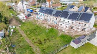 <p><span>In de Vennestraat te Wetteren verrijst een exclusief nieuwbouwproject van 14 zeer moderne eengezinswoningen, ontworpen met oog voor hedendaagse architectuur, comfort en duurzaamheid. </span></p><p><span>Goede verbindingen met de E40, E17 en R4, brengen u snel naar Gent of Brussel. Daarnaast bevinden winkels, scholen, openbaar vervoer, wandel- en fietsroutes zich allemaal op een steenworp.</span></p><p><span> </span></p><p><span>Het project bestaat uit twee residentiële blokken van telkens 7 woningen, met een mooie variatie aan woningtypes. Elke woning beschikt over grote leefruimtes met aansluitend zeer moderne keukens, 3 slaapkamers en een privétuin met terras, aangevuld met praktische tuinbergingen.</span></p><p><span> </span></p><p><span>De site werd slim ingericht met ruime gemeenschappelijke groenzones, wat zorgt voor een open en luchtig woongevoel. Autoluwe paden, een gemeenschappelijk wandelpad en 20 parkeerplaatsen dragen bij aan het comfort en de leefkwaliteit van de bewoners. Daarnaast zijn er ook fietsenstallingen voorzien.</span></p><p><span> </span></p><p><span>Duurzaamheid staat centraal, elke woning biedt een uitstekende energieprestatie (A+) dankzij vloerverwarming via warmtepomp, zonnepanelen en een ventilatiesysteem D.</span></p><p><span> </span></p><p><span>Dit project is ideaal voor wie op zoek is naar modern wooncomfort in een groene, rustige omgeving, zonder in te boeten aan bereikbaarheid en functionaliteit. </span></p><p><span>De oplevering is al voorzien voor najaar 2026. </span></p><p><span> </span></p><p><span>Voor meer informatie contacteer Quinten van Immo Zone op 0485/02.48.04 of per mail quinten@immo-zone.be</span></p><p><span> </span></p>