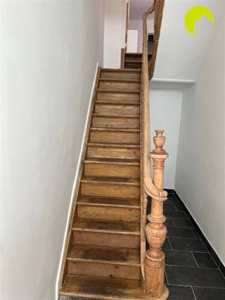 Centraal gelegen te Hoboken vinden we deze ruime woning. Scholen, openbaar vervoer, winkels bevinden zich op wandelafstand. Indeling:We komen binnen...