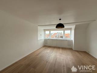 Dit gezellige appartement op de bovenste verdieping is gelegen in een rustige en goed bereikbare buurt vlakbij het centrum van Kapellen. <br /><br />Je komt binnen in de inkomhal voorzien van een handige kapstok en schoenenrek. De living op parketvloer is ruim en geniet van veel daglicht.<br />Vanuit de living heb je toegang tot de lichtrijke halfopen keuken, voorzien van voldoende kastruimte en ijskast met diepvriezer. <br /><br />Verder zijn er 2 slaapkamers en een moderne badkamer voorzien van aansluiting voor een wasmachine.<br />De eerste slaapkamer is voorzien van een grote kleerkast met schuifdeuren en een bed. <br /><br />Overal in het appartement zijn de radiatoren mooi weggewerkt door omkasting en is er ook opbergruimte in voorzien. <br />Er is nog een berging in de kelder.<br /><br />Het appartement heeft een gunstig EPC (B) en er werden pas thermostatische kranen geïnstalleerd aan de radiatoren.<br />De provisie voor het verbruik van verwarming bedraagt maandelijks 150 Euro.<br />De gemeenschappelijke kosten zijn 100 Euro per maand.<br /><br />Interesse? Neem contact op voor meer informatie of een bezichtiging.