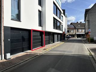 Recente garage op gunstige ligging, gemakkelijk in- en uit te rijden. Vlotte bereikbaarheid van de uitvalswegen.De garage heeft een elektrische...