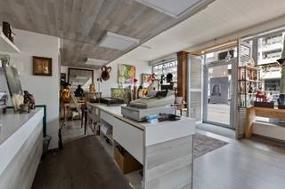 HANDELSGELIJKVLOERS (105 M2) MET ZEER RUIME KELDER, BOVENGELEGEN APPARTEMENT (100 M2) EN AUTOSTANDPLAATS OP A-LOCATIE IN GENK...