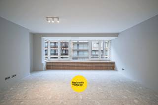 In een verzorgde residentie in Oostende vindt u dit volledig gerenoveerde en smaakvol ingerichte appartement, gerenoveerd in 2026. Zowel de gevel...