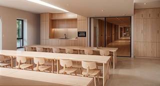 <p>Bovenste verdieping van kantoorgebouw te koop in Genk</p>
<ul>
<li>A-locatie in Genk's handelscentrum.</li>
<li>Xentro dienstenzone omgeving.</li>
<li>Volledig in te richten naar eigen voorkeur.</li>
<li>Gelegen aan Jaarbeurslaan, tegenover Limburghallen.</li>
<li>Hoog verkeersvolume, uitstekende bereikbaarheid.</li>
<li>Eigen private parkeerplaats met 24 standplaatsen.</li>
<li>Toegankelijkheid voor mindervaliden via lift of trap.</li>
<li>Gemeenschappelijke ingang met trap en lift.</li>
<li>592 m2 kantoorruimte met voorzieningen voor toiletten en keuken.</li>
<li>Veel glaspartijen voor optimale lichtinval.</li>
<li>Unieke kans op toplocatie voor bedrijfsvestiging.</li>
</ul>
<p>Voor meer informatie en een bezoek ter plaatse, neem contact op met ons kantoor: 03 210 90 20 of stuur een e-mail naar info@brocor.be</p>
<p></p>