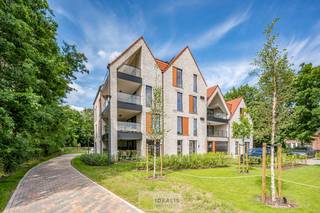 IDEALIS VASTGOED - Exclusief wonen in het bruisende centrum van Lommel. Stap binnen in Residentie Het Burgemeestershuis en beleef hoe comfortabel wonen kan zijn. Wilt u thuiskomen in uw prachtige appartement of woning en omarmt worden door rust en kwaliteit? Dit prestigieuze project bestaat uit 9 luxe appartementen én 5 luxe woningen (laatste te koop!), afgestemd op mensen die willen leven op niveau en baden in kwaliteit.<br />Door het gebruik van volumes en hoogwaardige materialen en leveranciers heeft dit project als geheel een luxueuze uitstraling.<br />Het strakke en verfijnde ontwerp zorgt voor een opvallende verschijning in het straatbeeld van Lommel.<br /><br />Dit heerlijke en volledige afgewerkte/ingerichte appartement beschikt over een zeer ruime en open leefruimte met luxueuze half-open keuken. Verder beschikt het appartement over een prachtige hoofdslaapkamer, tweede slaapkamer, badkamer voorzien van dubbele lavabo en inloopdouche, berging vestiaire en nog een apart toilet. De ondergrondse autostaanplaats en berging zijn middels de lift bereikbaar.<br />•Niveau: Verdieping 2<br />•Slaapkamers : 2<br />•Oppervlakte: 98,6m² (bruto 113m²)<br />•Oppervlakte terras: 19<br /><br />Bovenvermelde prijzen zijn inclusief berging en autostandplaats en exclusief notariskosten en aansluitingskosten.<br />- Appartement wordt opgeleverd met maximum E-Peil van E20, is voorzien van extra zonnepanelen én warmtepomp.<br />- Glazen steellook deur<br />- Spatwand keuken betegeld<br />- Volledig geschilderd<br />- Extra lichtpunten mét armaturen inbegrepen<br />- Vitrages en meubels inbegrepen!!<br /><br />Benieuwd naar dit project? Ons IDEALIS Team geeft U met plezier en steeds vrijblijvend de nodige informatie via e-mail , ter plaatse of op ons kantoor te Pelt.<br />Wenst U advies omtrent uw eigen woning? Graag plannen wij vrijblijvend met U een afspraak in om onze expertise met U te delen, steeds tot Uw dienst!!<br />Neem contact op met IDEALIS VASTGOED op 011/515 565 of mail naar info@idealisvastgoed.be!