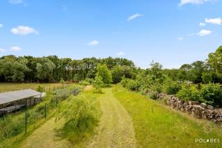 12 augustus bezoekavond RESERVEER UW BEZOEK VIA WWW.POLARES.EU<br /><br />Welkom in deze uitzonderlijk kwalitatieve en instapklare gezinswoning, waar hoogwaardige materialen, een tijdloze afwerking en een doordachte indeling perfect samenkomen. Deze woning werd met oog voor detail gebouwd en uitstekend onderhouden, waardoor u jarenlang zorgeloos kunt genieten.<br /><br />Met een EPC-label A combineert ze energiezuinigheid met een aangenaam wooncomfort en lage energiekosten. De lichtrijke leefruimte sluit naadloos aan op de stijlvolle keuken met de opvallende Ferrari-rode keukenwand, een unieke blikvanger die karakter geeft aan het interieur.<br /><br />De woning beschikt over 4 volwaardige slaapkamers en een moderne badkamer. Dankzij de doordachte indeling kan bovendien eenvoudig een extra slaapkamer op het gelijkvloers worden ingericht, ideaal voor levenslang wonen of een praktijk aan huis. Airconditioning zorgt het hele jaar door voor extra comfort.<br /><br />Op het onderhoudsvriendelijke perceel van 2.117 m² geniet u van een prachtig aangelegde tuin met ruim terras, ingewerkte trampoline en petanquebaan. De aparte garage, momenteel ingericht als gezellige man cave, biedt tal van mogelijkheden als hobbyruimte, atelier of extra berging.<br /><br />Gelegen op een uitstekende locatie, met een perfecte combinatie van rust, privacy en een vlotte bereikbaarheid, is dit een woning waar kwaliteit, comfort en duurzaamheid centraal staan.<br /><br />Grondplannen vindt u via www.polares.eu.