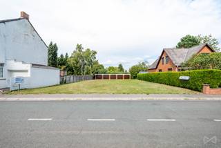 Contact : Maxime Van den Abbeele - 0494/05.23.55 - maxime.vandenabbeele@weinvest.be We Invest vous propose ce terrain à bâtir de 779 m², idéalement situé Rue de la Gendarmerie à Momignies, en zone d'habitation. D'une largeur de 19 mètres et d'une profondeur de 39 mètres, ce terrain offre un beau potentiel pour un futur projet de construction. Le terrain bénéficie d'un emplacement pratique, à quelques minutes à peine du centre de Momignies et de ses commodités : commerces, pharmacie, école, administration communale et médecin sont tous accessibles en moins de 5 minutes. Autre atout non négligeable : le terrain est déjà équipé de 5 garages, un vrai plus pour qui souhaite disposer d'espaces de stockage ou de stationnement dès l'acquisition, en attendant ou en complément d'un projet de construction. Offre à partir de 77.000 € Envie d'en savoir plus ou d'organiser une visite ? N'hésitez pas à nous contacter, on se fera un plaisir de vous en dire davantage !