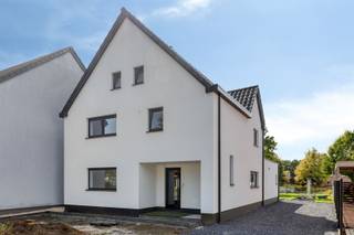 <p><span><strong>TE KOOP: Volledig gerenoveerde en instapklare woning met 3 slaapkamers te Koersel!</strong></span><br /><span>Deze volledig gerenoveerde gezinswoning aan de Laan op Heusden 62 te Koersel combineert een hedendaagse afwerking met een ruime en praktische indeling en veel natuurlijk licht. De woning onderging een grondige, EPB-plichtige renovatie, waarbij niet alleen aandacht werd besteed aan de uitstraling en het interieur, maar ook aan energiezuinigheid en hedendaags wooncomfort.</span><br /><span>Via de inkomhal komt u terecht in de ruime en lichtrijke leefruimte. De verschillende leefgedeelten sluiten mooi op elkaar aan en omvatten een gezellige zithoek, eetruimte en een moderne open keuken. De keuken vormt met haar centrale kookeiland het hart van de woning en werd uitgerust met alle hedendaags comfort. Dankzij de open indeling en de grote raampartijen ontstaat hier een aangename leefomgeving, ideaal voor zowel het dagelijkse gezinsleven als het ontvangen van gasten.</span><br /><span>Aansluitend aan de keuken bevindt zich een ruime berging/wasplaats. Verder beschikt het gelijkvloers over een afzonderlijk gastentoilet. </span><br /><span>Op de eerste verdieping bevinden zich drie volwaardige slaapkamers en een comfortabele badkamer. Daarnaast beschikt de woning over een ruime zolder, bereikbaar via een zolderluik, die heel wat bijkomende opbergmogelijkheden biedt. Ook is er een praktische opbergkelder aanwezig.</span><br /><span>Op energetisch vlak werd de woning grondig aangepakt. In het kader van de renovatie werden onder meer de gevels, daken en vloeren geïsoleerd en werd aandacht besteed aan energiezuinig schrijnwerk en ventilatie. De woning is bovendien uitgerust met zonnepanelen en een ventilatiesysteem C.</span><br /><span>Ook buiten biedt deze woning de nodige troeven. De ruime oprit voorziet in voldoende parkeergelegenheid. Achteraan bevindt zich een terras met aansluitend een volledig omheinde tuin, waar u in alle rust van de buitenruimte kunt genieten.</span><br /><span><strong>Ligging:</strong></span><br /><span>Gunstig gelegen nabij het centrum van Koersel, met winkels, scholen, openbaar vervoer en andere dagelijkse voorzieningen in de nabije omgeving. Ook de omliggende verbindingswegen zijn vlot bereikbaar.</span><br /><span><strong>Indeling:</strong></span><br /><span>- Gelijkvloers: inkomhal, ruime en lichtrijke leefruimte met zit- en eetgedeelte, moderne open keuken met kookeiland, ruime berging/wasplaats en gastentoilet.</span><br /><span>- Verdieping: nachthal, 3 volwaardige slaapkamers en badkamer.</span><br /><span>- Extra: ruime zolder bereikbaar via een zolderluik en praktische opbergkelder.</span><br /><span>- Buiten: ruime oprit met voldoende parkeergelegenheid, terras en volledig omheinde tuin.</span><br /><span><strong>Troeven:</strong></span><br /><span>- Volledig en grondig gerenoveerd!</span><br /><span>- Instapklaar!</span><br /><span>- EPB-plichtige, ingrijpende energetische renovatie!</span><br /><span>- 3 volwaardige slaapkamers!</span><br /><span>- Moderne open keuken met kookeiland!</span><br /><span>- Ruime en lichtrijke leefruimte!</span><br /><span>- Zonnepanelen!</span><br /><span>- Energiezuinig gerenoveerd!</span><br /><span>- Ventilatiesysteem C!</span><br /><span>- Ruime zolder met veel opbergmogelijkheden!</span><br /><span>- Praktische opbergkelder!</span><br /><span>- Ruime oprit en volledig omheinde tuin!</span><br /><span>- Gunstige ligging nabij het centrum van Koersel!</span><br /><span><strong>EPB-plichtig</strong></span><br /><span><strong>G-score: A </strong></span><br /><span><strong>P-score: A </strong></span><br /><span><strong>Niet gelegen in signaalgebied, niet gelegen in een afgebakende oeverzone of een afgebakend overstromingsgebied.</strong></span><br /><span>Stedenbouwkundige info: woongebied – bouwvergunning – geen voorkooprecht</span></p>