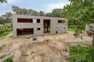 <p>Te koop: ruime casco open bebouwing in Keerbergen, vlakbij het centrum en alle voorzieningen.</p>

<p> </p>

<p>Deze casco nieuwbouwwoning biedt een unieke kans voor wie een huis wil kopen dat nog volledig naar eigen smaak afgewerkt kan worden. De woning wordt casco opgeleverd, waardoor je zelf de indeling en afwerking verder kan personaliseren. Met een ruim perceel van 34,6 are geniet je hier van veel buitenruimte en privacy. De ligging nabij het centrum van Keerbergen, scholen, en invalswegen zorgt bovendien voor een vlotte en praktische woonomgeving. Dankzij de royale volumes en de aanwezigheid van 5 slaapkamers en 3 badkamers is dit huis ideaal voor grote gezinnen of wie wonen en werken wil combineren.</p>

<p> </p>

<p><strong>Belangrijkste ruimtes</strong><br />• Inkomhal met toegang tot de verschillende ruimtes<br />• Ruime woonkamer met veel mogelijkheden voor een lichtrijke inrichting<br />• Keukenruimte klaar om volledig naar eigen smaak ingericht te worden<br />• Praktisch bureel, ideaal voor thuiswerk of hobbyruimte<br />• Berging met extra opbergruimte<br />• Dubbele garage geïntegreerd in de woning<br />• 3 ruime slaapkamers met tal van indelingsmogelijkheden<br />• 1 ruime suite met dressing en badkamer op de gelijkvloerse verdieping<br />• 1 ruime suite met dressing en badkamer op de eerste verdieping<br />• 1 aparte badkamer</p>

<p> </p>

<p>Troeven<br />• Ruim perceel van 34,6 are met veel privacy en buitenruimte<br />• Casco oplevering: volledige vrijheid in afwerking en inrichting<br />• Centrale ligging vlakbij centrum van Keerbergen, scholen en invalswegen</p>

<p> </p>

<p>Neem vandaag nog contact op met je ERA-makelaar voor een bezoek.</p>

<p> </p>

<p>JOUW DROOMHUIS. ZO GEVONDEN!</p>