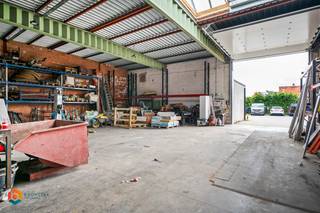 Op een uitstekende locatie in het Industriepark te Heist-op-den-Berg bevindt zich deze magazijnruimte voorzien van een hoge toegangspoort. U geniet hier van een uitstekende bereikbaarheid dankzij de centrale ligging vlakbij belangrijke invalswegen.<br /><br />Deze unit beschikt over een totale oppervlakte van 225 m². De open ruimte biedt tal van mogelijkheden. Huur onder BTW. Beschikbaar vanaf 1 september.<br /><br />Dit is een uitstekende opportuniteit als u op zoek bent naar een magazijnruimte op een uitstekende locatie. Contacteer ons op 0474/78.07.73 voor meer informatie of neem een kijkje op www.boonstravastgoed.be. <br /><br />Bijzonderheden:<br />- Uitstekende ligging<br />- Hoge toegangspoort<br />- Oppervlakte =225 m²
