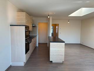<p>Appartement te huur in het centrum van Diksmuide, gelegen op de Grote Markt.</p>
<p> </p>
<p>Dit appartement combineert een centrale ligging met een praktische indeling en drie volwaardige slaapkamers. Gelegen in het hart van Diksmuide geniet u hier van winkels, horeca en openbaar vervoer op wandelafstand. De lichtrijke leefruimte en het terras zorgen voor aangenaam wooncomfort in het centrum van de stad. Dankzij het EPC-label B woont u bovendien energiezuinig. Een interessante opportuniteit voor wie comfortabel wil wonen in een bruisende omgeving.</p>
<p> </p>
<p>• Inkomhal met toegang tot de verschillende ruimtes<br />• Lichtrijke living met aangename leefruimte<br />• Functionele keuken met praktische indeling<br />• Badkamer uitgerust voor dagelijks comfort<br />• 3 slaapkamers met diverse indelingsmogelijkheden<br />• Berging voor extra opslagruimte<br />• Terras om buiten te genieten</p>
<p> </p>
<p>• Centrale ligging op de Grote Markt van Diksmuide<br />• 3 volwaardige slaapkamers<br />• Energiezuinig appartement met EPC-label B</p>
<p> </p>
<p>Neem vandaag nog contact op met je ERA-makelaar voor een bezoek.</p>
<p>AANMELDEN VIA DE ERA WEBSITE !!</p>
<p>JOUW DROOMAPPARTEMENT. ZO GEVONDEN!</p>