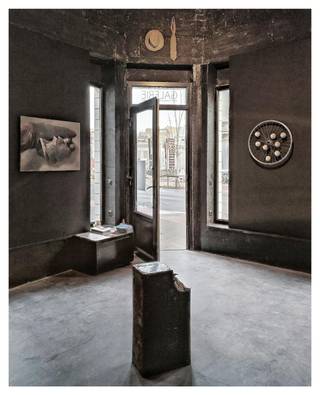 Bienvenue dans ce manoir de 1903 partiellement rénové, actuellement transformé en galerie d'art avec un appartement aux étages supérieurs.Grâce à 3 entrées et à 2 compteurs/installations séparés, ce bâtiment offre de nombreuses possibilités : maison individuelle, résidence secondaire, co-habitation, chambre d'hôtes, salon + pratique/atelier ou espace commercial.L'espace commercial peut également être loué légalement (± 600 à 700 €/mois), ce qui fournit un revenu supplémentaire intéressant.MISE EN PAGE :-Sous-sol-Rez-de-chaussée : 3 pièces (pièce à l'avant avec vitrines, pièce du milieu, pièce arrière avec kitchenette, kitchenette, toilettes (douche à évacuation), cour couverte-Mezzanine : chambre (chambre)-1er VD : Séjour lumineux avec cuisine semi-ouverte, toilettes dans le couloir-Mezzanine : buanderie possible-2e étage : 2 chambres, dressing/chambre supplémentaire, salle de bain avec baignoire, hall spacieux-Grenier : encore à meubler (chambres supplémentaires + salle de bain possibles)- 2 balconsSitué à seulement 600 mètres de la plage, dans le quartier Belle Epoque d'Ostende. La gare, le centre-ville et Kinepolis ne sont qu'à quelques minutes à vélo. Commerces, écoles et restaurants à proximité.En bref : une belle maison d'angle étonnamment spacieuse avec de nombreuses options, mais pour être honnête : la maison a déjà fait l'objet de nombreux travaux mais attend la touche finale.Vous pouvez consulter les conditions générales de Dewaele DIY sur dewaele.com.