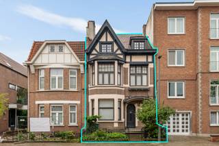 <p>Unieke herenwoning in cottagestijl op toplocatie Pulhof<br /><br /></p>
<p>Deze charmante herenwoning in cottagestijl ligt in een rustige straat in de gegeerde Pulhofwijk, één van de meest geliefde woonbuurten van Berchem. U woont hier residentieel en groen, maar tegelijk bijzonder vlot bereikbaar. Buurtwinkels, restaurants, scholen, parken en andere voorzieningen liggen op wandelafstand. Antwerpen-centrum bereikt u moeiteloos met de fiets, tram of wagen, en de nabijheid van belangrijke invalswegen maakt het dagelijkse wooncomfort extra praktisch.</p>
<p>Achter de sfeervolle gevel gaat een woning schuil die in 2016 volledig werd gerenoveerd, met aandacht voor kwaliteit, comfort en karakter. Met ca. 270 m² bewoonbare oppervlakte, hoge plafonds, authentieke details en een warm, tijdloos kleurenpalet ademt het huis ruimte, rust en sereniteit.</p>
<p>De ruime inkomhal met vestiaire leidt naar de royale leefruimte, waar een gezellige open haard het hart van het huis vormt. Daaraan grenst de stijlvol afgewerkte keuken, voorzien van de nodige toestellen en praktische opbergruimte. Op het gelijkvloers vindt u verder een wasruimte en een gastentoilet.</p>
<p>Op de eerste verdieping blijft het aangename ruimtegevoel voelbaar. Hier liggen een slaapkamer met balkon, een badkamer met ligbad, enkele wastafel en inloopdouche, een apart nachttoilet en een royale masterbedroom met en-suite dressing. De tweede verdieping telt twee ruime, volwaardige slaapkamers en een tweede badkamer met luxebad, enkele wastafel en inloopdouche.</p>
<p>Achteraan vormt de zuidwestgerichte tuin met terras een heerlijke plek om tot rust te komen. Zon, groen en privacy komen hier op een natuurlijke manier samen.</p>
<p>In de zeer ruime kelder extra comfort: een sauna met bijhorende doucheruimte.</p>
<p>Kortom: een karaktervolle woning op een absolute toplocatie in de Pulhofwijk, waar stijl, comfort en woonkwaliteit harmonieus samenkomen.</p>
<p>Goed om te weten: de elektrische keuring is conform en de woning beschikt over zonnepanelen.</p>
