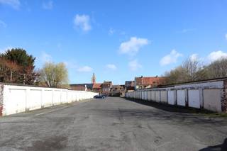 Ruime boxen op een complex gelegen aan de rand van Brugge afgesloten met een kantelpoort.<br /><br />www.desmetpoupeyebruge.be<br /><br />Bel voor meer info 050 47 00 05 of kom langs op ons kantoor te Brugge, Hoefijzerlaan 1 (hoek Smedenstraat).<br /><br /><br />- breedte : 2m90 (inrijbreedte : 3m40) <br />- diepte : 6m30<br />- hoogte : inrijhoogte : 1m90<br /><br /><br />box nr. 16 : onmiddellijk vrij <br />box nr. 43 : onmiddellijk vrij