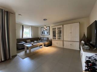 Ruim, modern appartement, landelijk gelegen. Ruim, modern appartement gelegen nabij grote invalswegen doch landelijk. Inkomhal met apart toilet,...