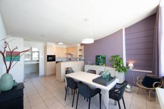 Appartement clé en main de type traversant situé au centre de la rue commerçante de Nieuport-bain, à proximité de la place Saint-Bernard, de la plage et de la mer.<br />Disposition: entrée, toilette d'invité, séjour spacieux avec cuisine ouverte, débarras séparé, salle de bain avec double lavabo et baignoire, 2 chambres à coucher et débarras au sous-sol inclus. L'appertement est situé au dernier étage de la résidence Gauguin, à noter que l'ascenseur ne va que jusqu'au 5ème étage et que le dernier étage est accessible uniquement par un escalier.<br />Il y a également un local à vélos commun.