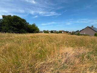 Zeer mooi perceel bouwgrond voor een half open bebouwing met een gevelbreedte van 9,90 m. Een totale perceeloppervlakte van 5a29ca. Bouwvoorschriften gelijkvloers 15m diep en eerste verdiep 12m diep. Voor meer informatie of eventuele documenten kan u steeds contact opnemen met ons kantoor.