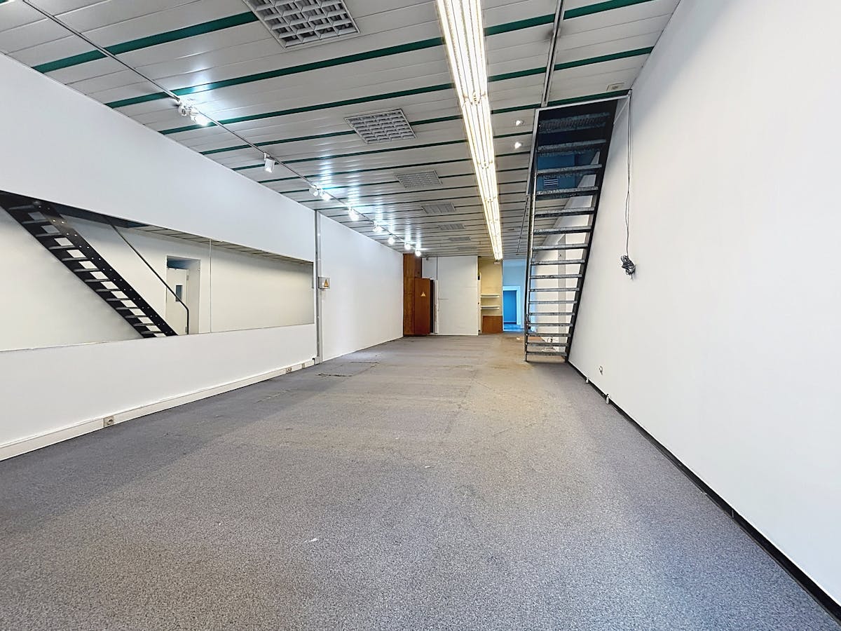 Trading house 132m² with office space 124m² - photo 4
