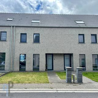 Op wandelafstand van centrum, station en ziekenhuis van Zottegem, vinden we deze recent gebouwde (2020), energiezuinige woning, in prima staat van onderhoud. Deze woning omvat een inkomhall met gastentoilet, lichtrijke leefruimte met open, ingerichte keuken en naastliggende wasplaats/berging. Op het eerste verdieping zijn er 3 slaapkamers en een badkamer met ligbad, wasmeubel en inloopdouche. Verder is er een apart nachttoilet. De zolder is afgewerkt als een grote kamer. De tuin is toegankelijk langs achteraan. Verder is er ook een privé overdekte staanplaats inbegrepen. Topper ! Voor meer inlichtingen of een bezoek, contacteer Veronique 0483/676579