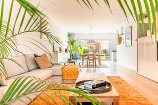 Welkom in Leo Metsstraat 5 te Zwijndrecht.Een woning die meteen indruk maakt door haar kwaliteit, ruimte en lichtinval.We betreden de woning via een...