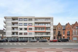 Dit appartement werd volledig gerenoveerd met o.a. nieuwe sanitair, verwarming, elektriciteit, keuken, badkamer,... Ook de aanwezige...