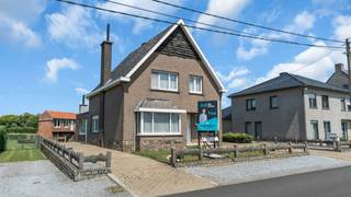 <p>Aan de Deurnestraat 84 bevindt zich deze ruime woning uit 1964, gelegen op een prachtig perceel van <strong>12a 35ca</strong>. Een eigendom met heel wat potentieel, ideaal voor wie op zoek is naar een woning die volledig naar eigen smaak kan worden vernieuwd, op een toplocatie in Paal.</p>
<p>Met een bewoonbare oppervlakte van <strong>210 m²</strong> biedt de woning alle ruimte voor een gezin. Ze beschikt over <strong>3 slaapkamers</strong>, een inpandige garage en een praktische indeling die een uitstekende basis vormt voor een hedendaagse renovatie.</p>
<p>We gaan het niet verbloemen: deze woning vraagt een grondige opfrissing. Dankzij het <strong>EPC-label F</strong> geldt er een renovatieverplichting, maar dat biedt meteen ook de kans om de woning volledig toekomstgericht en energiezuinig in te richten.</p>
<p>De ligging is zonder twijfel één van de grootste troeven. De woning bevindt zich in een rustige, landelijke omgeving en toch op korte afstand van het centrum van Paal. Daarnaast liggen de <strong><span><span>Paalse Plas</span></span></strong>, wandel- en fietsroutes en de op- en afritten van de autosnelweg vlakbij, waardoor u hier geniet van een ideale combinatie van natuur en bereikbaarheid. <span></span></p>
<p>Bent u op zoek naar een renovatieproject met een ruim perceel op een gegeerde locatie? Dan is deze eigendom zeker een bezoek waard.</p>
<p>Deurnestraat 84 — 3583 Paal-Beringen</p>
<p>Interesse of een bezoek plannen? Contacteer ons kantoor.</p>
<p><strong><span><span>We Invest Demervallei - </span></span></strong><em>Vastgoed Anders Bekeken</em></p>