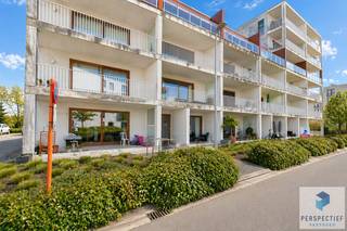 Mooi ruim appartement (2014) met tuin, ruim terras en 2 slaapkamers<br />Dit recente appartement is uiterst goed gelegen, op wandelafstand van winkels, openbaar vervoer en sportfaciliteiten.<br />Het appartement bevindt zich op het gelijkvloers en beschikt over een ruime privatieve achtertuin en vooraan een zonnig terras.<br />De indeling is als volgt: inkomhal met vestiaire, lichtrijke leefruimte met een volledig uitgeruste open keuken en een stijlvol granieten kookeiland. Aansluitend is er een praktische berging.<br />Verder zijn er 2 slaapkamers, beide met rechtstreekse toegang tot de tuin. De badkamer is uitgerust met een toilet, inloopdouche en een lavabomeubel.<br /><br />Extra:<br />- Autostaanplaats niet incl. <br /><br />RICHTPRIJS 359.000 EUR - Ieder bod wordt voorgelegd aan de eigenaars, die al dan niet kunnen ingaan op dit aanbod.<br />
<div>
<div><span><span><span><span><span><span><span><span><span><span><span><span><span><span><span><span><span><span><span><span>Contacteer PERSPECTIEF VASTGOED – 7 op 7 bereikbaar – voor meer informatie of een bezoek.<br />Bel 050/550.750 of mail naar info@perspectiefvastgoed.be.</span></span></span></span></span></span></span></span></span></span></span></span></span></span></span></span></span></span></span></span></div>
</div>
