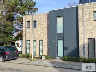 Deze mooie recente woning bevindt zich aan de rand van Sint-Truiden en biedt alle moderne comfort.Indeling:Gelijkvloers: inkomhal met gastentoilet,...