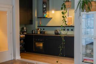 Wonen in de charmante Harmoniewijk? Dit lichtrijke hoekappartement combineert karaktervolle elementen met hedendaags comfort, op een toplocatie vlak bij het stadscentrum (mobiscore: 9.7)! <br /><br />Kijkweekend op zaterdag 7/03 en zondag 8/03.<br /><br />Bezoeken uitsluitend op afspraak via de online agenda:<br />https://calendly.com/delphinejacquemart/30min<br /><br />✔ Instapklaar<br />✔ Ruime leefruimte en kamers<br />✔ Mooie visgraat parketvloeren<br />✔ Zuidwestgericht balkon met groen uitzicht<br />✔ Lift aanwezig<br />✔ Inbouwkasten, private kelder &amp; indoor fietsparking<br /><br />TOPLIGGING<br />Gelegen in een van de meest geliefde buurten van de stad, grenzend aan het Zuid. Op wandelafstand van winkels, supermarkten, Velo-station, openbaar vervoer, parken en gezellige lunchadresjes. Het stadscentrum bereik je moeiteloos te voet, en dankzij de vlotte in- en uitvalswegen ben je snel de stad in en uit.<br /><br />LICHTRIJK<br />Het appartement bevindt zich op de derde verdieping van een kleinschalig gebouw (7 appartementen) met lift, op de hoek van de Peter Benoitstraat en de Van Schoonbekestraat. Dankzij de hoekligging geniet je hier van uitzonderlijk veel licht.<br /><br />Via de stalen veiligheidsdeur kom je binnen in de inkomhal met vestiaire en apart toilet. De ruime leefruimte (32 m²) met visgraat parket en open indeling voelt aangenaam en ruim aan – ideaal om te ontspannen of gasten te ontvangen.<br /><br />De open keuken is volledig uitgerust met een 5-pits SMEG gasfornuis, oven, vaatwasser, dampkap, koelkast en diepvriezer, en biedt veel bergruimte. Aansluitend vind je het gezellige zuidwestgerichte balkon met zicht op groen – een heerlijke plek om van de zon te genieten.<br /><br />2 VOLWAARDIGE KAMERS<br />Beide kamers zijn ruim genoeg voor een dubbel bed en flexibel in te richten als slaapkamer, bureau of logeerkamer. Momenteel wordt één kamer gebruikt als bureauruimte met sofa-bed.<br /><br />PRAKTISCHE BADKAMER &amp; BERGRUIMTE<br />De badkamer beschikt over een ruime inloopdouche en een ingebouwde kast met aansluiting voor wasmachine. Daarnaast is er een ruime private kelder (10m²).