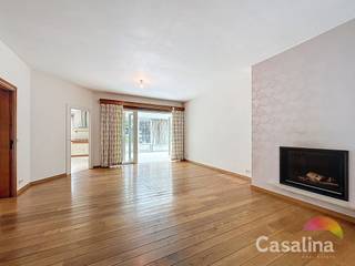 CASALINA Real Estate propose exclusivement à la vente: Cette magnifique villa rénovée, qui dégage un charme intemporel. Elle est nichée sur un...