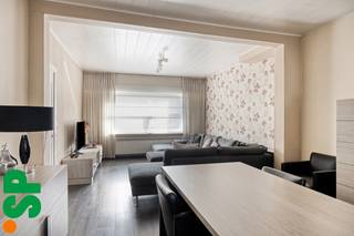 <span>Zeer ruime en instapklare gezinswoning op een perceel van 8a 32ca.</span><br /><br /><span>Deze prachtige en goed onderhouden gezinswoning verwelkomt je via een ruime inkomhal die leidt naar een lichtrijke en aangename leefruimte. Dankzij de grote raampartijen geniet je hier van een overvloed aan natuurlijk licht. De leefruimte sluit naadloos aan op de volledig uitgeruste open keuken en de gezellige zithoek, de ideale plek om samen te genieten met familie en vrienden.</span><br /><br /><span>Op het gelijkvloers vind je daarnaast een volledig gerenoveerde badkamer met moderne inloopdouche en een praktische bergruimte. Vanuit de keuken heb je bovendien toegang tot de kelder, wat zorgt voor extra opbergruimte.</span><br /><br /><span>De eerste verdieping telt drie volwaardige en ruime slaapkamers. Via een vaste trap bereik je de zolderverdieping, die tal van mogelijkheden biedt: extra slaapkamers, een hobbyruimte, speelkamer of comfortabel thuiskantoor.</span><br /><br /><span>Ook buiten heeft deze woning heel wat troeven. Zo is er een ruime garage met elektrische poort en bijkomende opbergruimte. De gezellige zithoek kijkt uit op de ruime tuin, waar je achteraan nog een extra tuinhuis vindt.</span><br /><br /><span>De woning werd reeds gerenoveerd en bevindt zich in uitstekende staat van onderhoud. Met een EPC-label C (232 kWh/m²) scoort ze bovendien mooi op vlak van energiezuinigheid. De verwarming gebeurt via een condenserende gasketel met hoog rendement.</span><br /><br /><span>De ligging: op wandelafstand van winkels, scholen en openbaar vervoer, in de nabijheid van aangename wandel- en fietspaden en met een vlotte verbinding naar de E313.</span><br /><br /><span>Kortom, een ideale gezinswoning die ruimte, comfort en energiezuinig wonen perfect combineert.</span><br /><br /><span>Voor meer informatie of een bezoek ter plaatse, kan u contact opnemen met IMMO SP via 014 59 10 20 of mailen naar jill@immosp.be. Benieuwd naar de waarde van uw eigen woning? Vraag vrijblijvend een gratis verkoopanalyse aan – wij helpen u graag verder!</span>