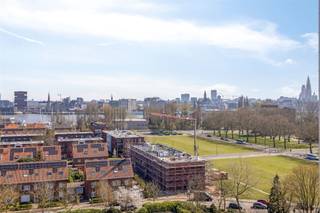 Cet appartement à vendre, rénové et loué ( ), est situé au douzième étage de Gloriantlaan, une double avenue bordée de platanes et entrecoupée...