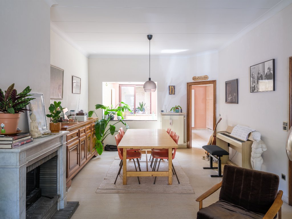 Sint-Amandsberg – Ruime interbellumwoning met 4 slaapkamers, tuin, dubbele garage en polyvalente ruimte nabij het Bijgaardepark. - foto 4