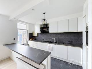 Prachtig gemeubeld appartement met twee slaapkamers, gelegen aan het bruisende Sint-Jansplein. Dit stijlvolle appartement bevindt zich op de derde verdieping en is vlot bereikbaar met de lift.<br />Bij binnenkomst wordt u verwelkomd in de inkomhal, waar een ruime vestiairekast voor extra comfort zorgt. Van hieruit betreedt u de lichtrijke leefruimte met open keuken. Dankzij de grote raampartijen geniet u van een prachtig uitzicht op het Sint-Jansplein.<br />De gezellige woonkamer is ingericht met comfortabele zetels, een grote televisie en een ruime eettafel. De open keuken is volledig uitgerust en beschikt over een inductiekookplaat met dampkap, een oven, een vaatwasser en een koelkast.<br />Verder omvat het appartement een apart gastentoilet, een eerste slaapkamer met een gezellig balkon aan de voorzijde van het gebouw en een praktische wasruimte die tevens dienst kan doen als extra bergruimte.<br />De stijlvolle badkamer is voorzien van een dubbele lavabo en een ruime inloopdouche. De master bedroom bevindt zich aan de rustige achterzijde van het appartement en geeft uit op een ruim terras, waar u in alle sereniteit kunt genieten van de rust